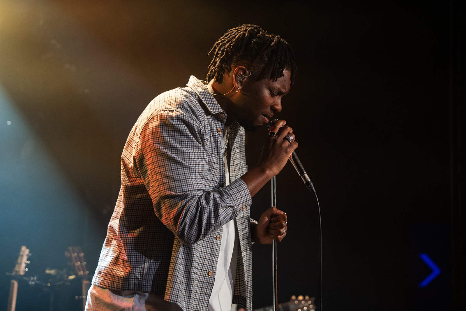 Victor Ray – lumière brute sur scène